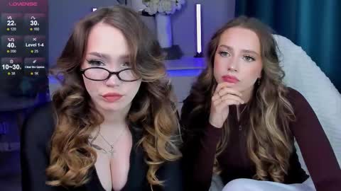 Snapshot of top_twins chatting on 11/29/25, 04:54 Yara online show from 11/29/25, 04:54