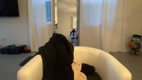 Snapshot of toskisha16 chatting on 10/22/25, 12:55 ASH online show from 10/22/25, 12:55