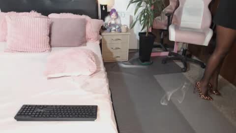 Snapshot of traci_lords20 chatting on 12/19/24, 11:07 Traci online show from 12/19/24, 11:07