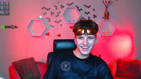 Snapshot of travis_wolf_ chatting on 10/15/25, 07:03 Travis online show from 10/15/25, 07:03