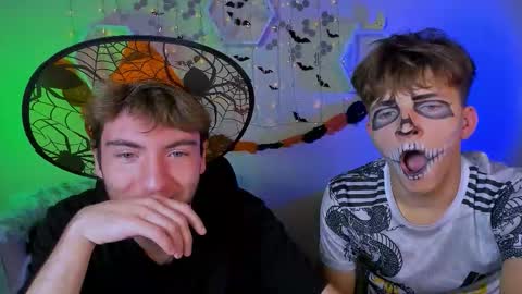 Snapshot of travis_wolf_ chatting on 10/23/25, 06:39 Travis online show from 10/23/25, 06:39