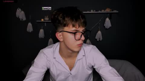 Snapshot of travis_wolf_ chatting on 10/29/25, 08:32 Travis online show from 10/29/25, 08:32