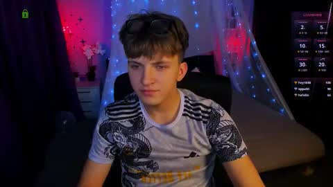 Snapshot of travis_wolf_ chatting on 11/06/25, 08:10 Travis online show from 11/06/25, 08:10