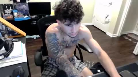 Snapshot of travishupp1 chatting on 11/19/25, 04:45 Trav online show from 11/19/25, 04:45