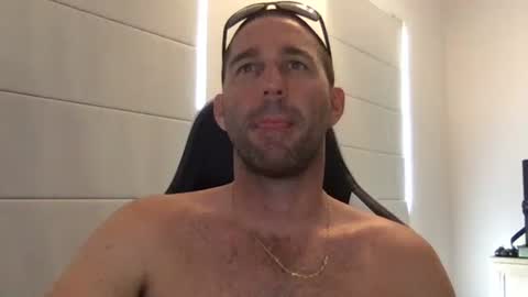 Snapshot of traviskenn chatting on 02/01/25, 08:05 TravisKenn online show from 02/01/25, 08:05