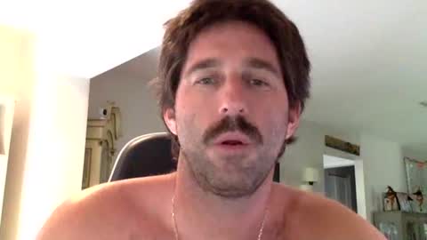 Snapshot of traviskenn chatting on 09/29/25, 06:46 TravisKenn online show from 09/29/25, 06:46