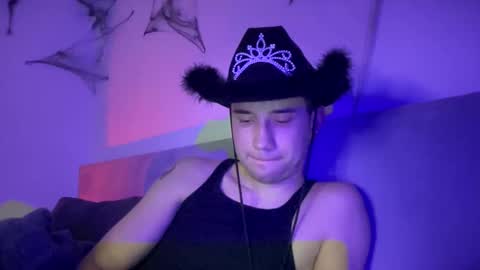 Snapshot of trendygay chatting on 11/16/25, 06:13 trendygay online show from 11/16/25, 06:13