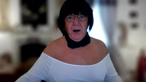 Snapshot of trinity1011 chatting on 09/27/25, 07:24 trinity1011 online show from 09/27/25, 07:24