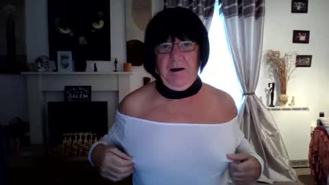 Snapshot of trinity1011 chatting on 10/01/25, 06:52 trinity1011 online show from 10/01/25, 06:52