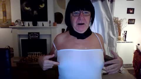 Snapshot of trinity1011 chatting on 10/29/25, 07:32 trinity1011 online show from 10/29/25, 07:32