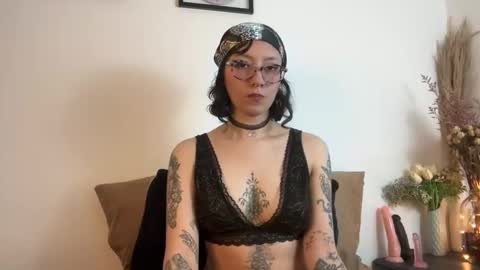 Snapshot of trinitysecrets chatting on 10/23/25, 06:50 trinitysecrets online show from 10/23/25, 06:50