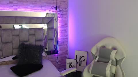 Snapshot of truelove_art chatting on 02/14/25, 12:14 online show from 02/14/25, 12:14