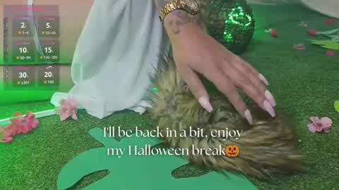 Snapshot of truelove_art chatting on 10/29/25, 11:45 online show from 10/29/25, 11:45