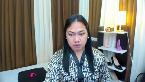 Karen Oquio online show from 10/17/25, 04:20