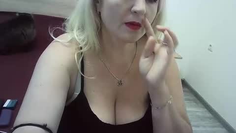 Snapshot of ttrnynela chatting on 10/19/25, 06:47 Ttrnynela online show from 10/19/25, 06:47