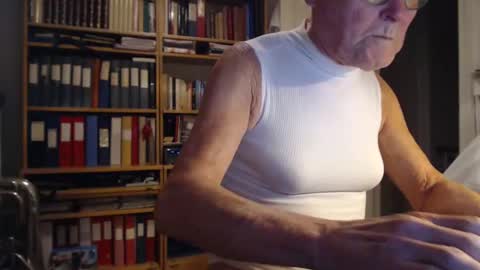 Snapshot of tubaist chatting on 12/27/24, 03:37 FINN but call me NANNA online show from 12/27/24, 03:37