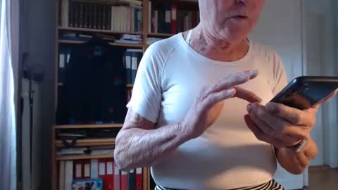 Snapshot of tubaist chatting on 02/12/25, 08:59 FINN but call me NANNA online show from 02/12/25, 08:59