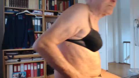 Snapshot of tubaist chatting on 02/26/25, 09:21 FINN but call me NANNA online show from 02/26/25, 09:21