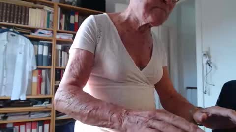 Snapshot of tubaist chatting on 09/10/25, 08:36 FINN but call me NANNA online show from 09/10/25, 08:36