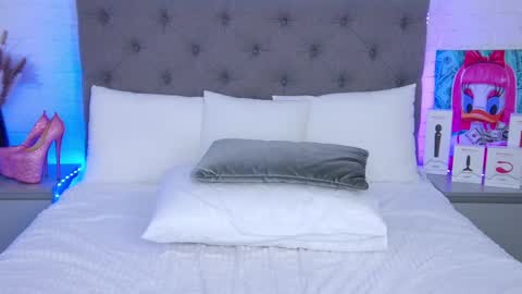 Hallie online show from 02/18/25, 04:58