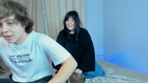 Snapshot of twinflux chatting on 11/25/25, 12:10 twinflux online show from 11/25/25, 12:10