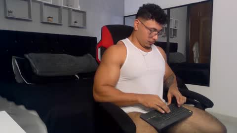 Snapshot of tyler_hank1 chatting on 09/29/25, 10:58 tyler_hank1 online show from 09/29/25, 10:58