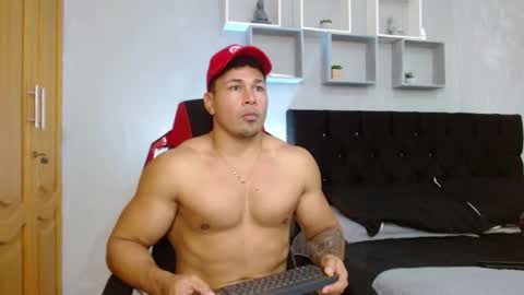 tyler_hank1 online show from 11/25/25, 08:31