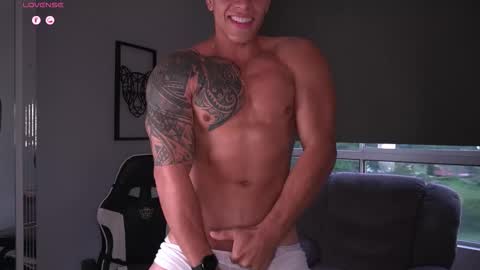 Snapshot of tyler_muscle chatting on 10/03/25, 10:18 David online show from 10/03/25, 10:18