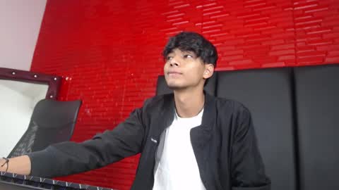 tyler_wolf_1 online show from 10/14/25, 12:28