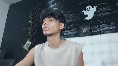 tyler_wolf_1 online show from 10/21/25, 12:17