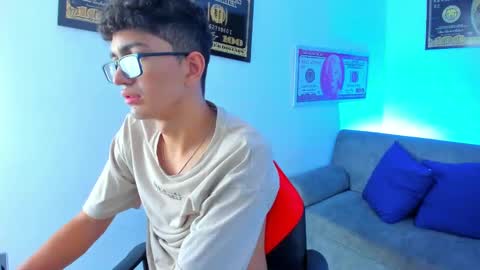 Snapshot of tylerwhiite_ chatting on 01/25/25, 06:34 online show from 01/25/25, 06:34