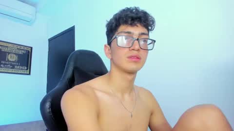 Snapshot of tylerwhiite_ chatting on 02/08/25, 09:35 online show from 02/08/25, 09:35