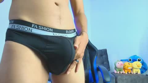 Snapshot of tylerwhiite_ chatting on 10/13/25, 06:13 online show from 10/13/25, 06:13