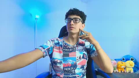 Snapshot of tylerwhiite_ chatting on 10/14/25, 07:58 online show from 10/14/25, 07:58