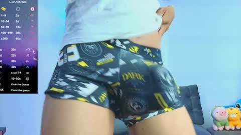 Snapshot of tylerwhiite_ chatting on 10/21/25, 08:15 online show from 10/21/25, 08:15