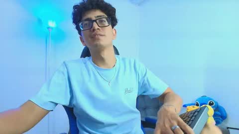 Snapshot of tylerwhiite_ chatting on 10/23/25, 04:01 online show from 10/23/25, 04:01