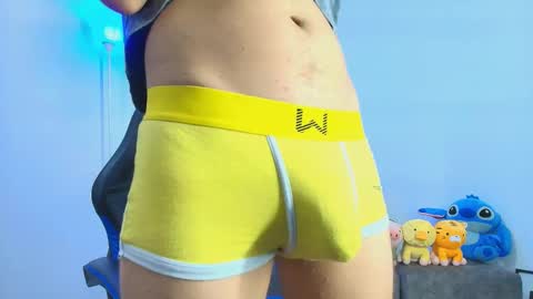 Snapshot of tylerwhiite_ chatting on 11/02/25, 05:43 online show from 11/02/25, 05:43