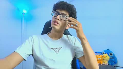 Snapshot of tylerwhiite_ chatting on 11/19/25, 03:17 online show from 11/19/25, 03:17