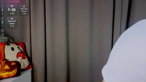 Snapshot of udeleclive chatting on 11/03/25, 03:24 Polly online show from 11/03/25, 03:24