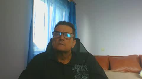 Snapshot of ulmeni4 chatting on 10/15/25, 01:11 ulmeni4 online show from 10/15/25, 01:11