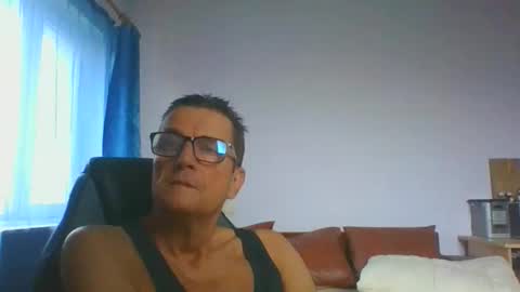 Snapshot of ulmeni4 chatting on 10/16/25, 06:03 ulmeni4 online show from 10/16/25, 06:03