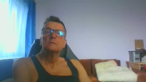 Snapshot of ulmeni4 chatting on 11/14/25, 08:57 ulmeni4 online show from 11/14/25, 08:57