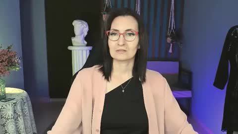 UnaTera online show from 10/13/25, 09:20