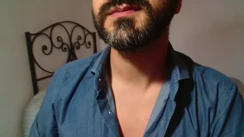 Snapshot of under_thedesk chatting on 10/25/25, 04:24 Giov online show from 10/25/25, 04:24