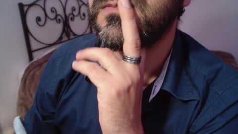 Snapshot of under_thedesk chatting on 11/14/25, 04:17 Giov online show from 11/14/25, 04:17