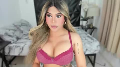 Snapshot of unforgettablejuliaxx chatting on 11/23/25, 02:39 Julia online show from 11/23/25, 02:39