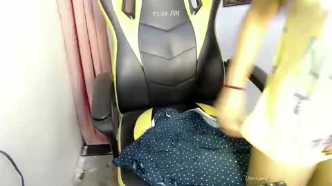 Snapshot of ur_small_girl chatting on 11/06/25, 03:35 ur_small_girl online show from 11/06/25, 03:35