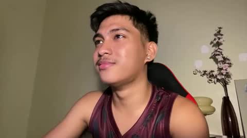 Snapshot of urcuteguy_jhonx chatting on 10/23/25, 04:28 Dannie online show from 10/23/25, 04:28