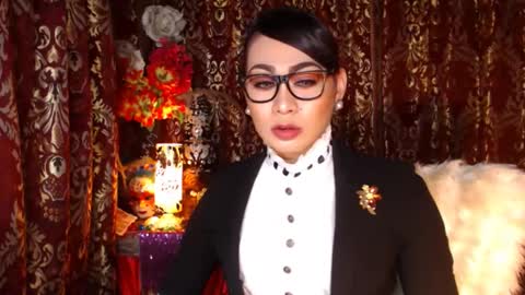 Snapshot of urtimelessbeauty chatting on 12/11/24, 08:50 Merca online show from 12/11/24, 08:50