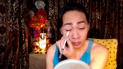 Snapshot of urtimelessbeauty chatting on 01/11/25, 08:10 Merca online show from 01/11/25, 08:10